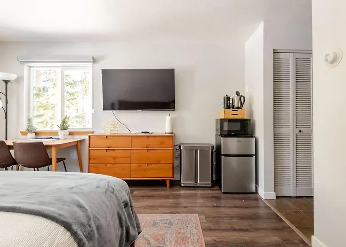 Modern Kirkwood One Bedroom With Deck