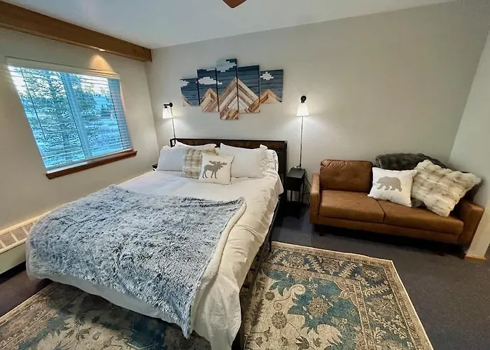 The Meadows- Charmed Hotel Unit Steps To Ski Lifts