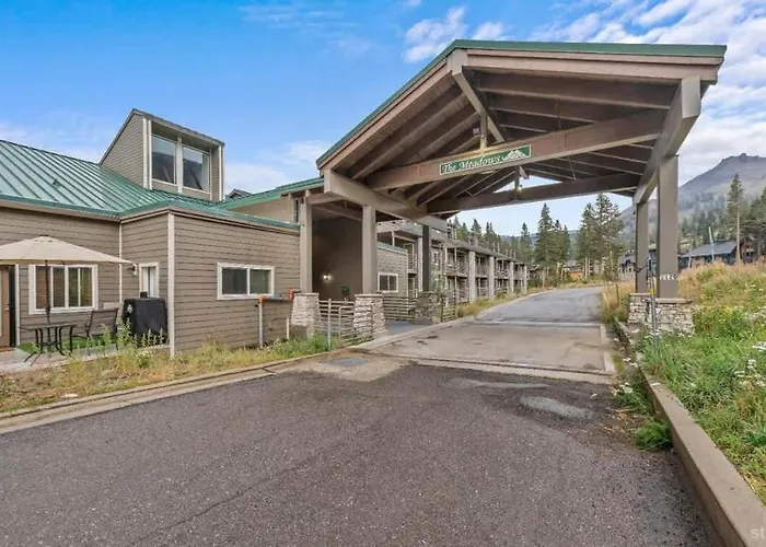 The Meadows- Charmed Hotel Unit Steps To Ski Lifts